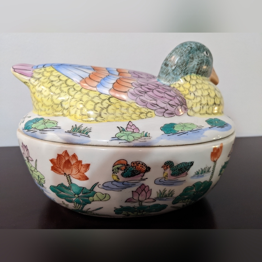 Vintage Chinese Export Hand-Painted Ceramic Nesting Duck Tureen - Picture 4 of 9